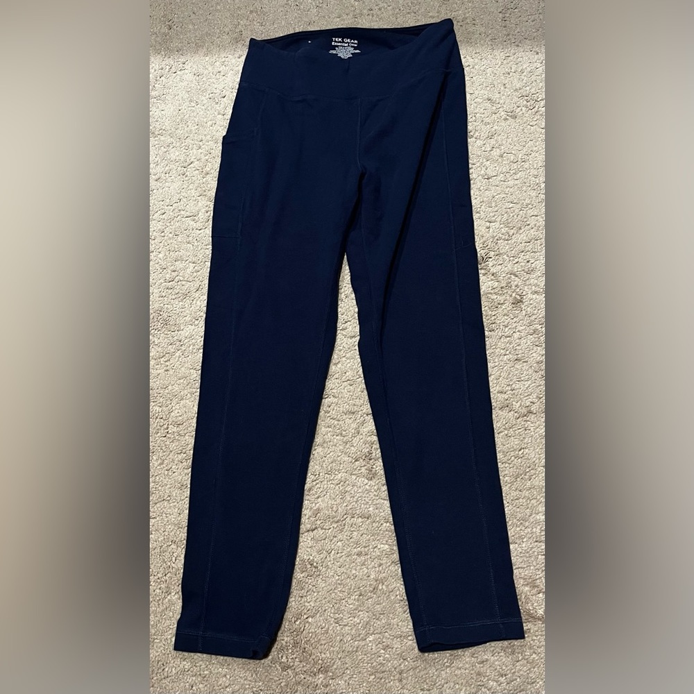 Women’s L tek gear navy blue full length leggings with side pockets.